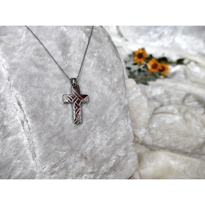 Naszyjnik z dużym srebrnym krzyżem