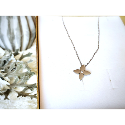 Naszyjnik z kwiatkiem i cyrkonią