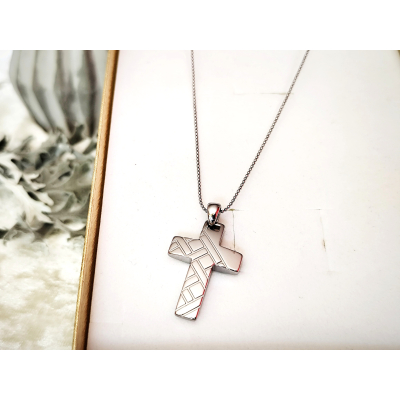 Naszyjnik z dużym srebrnym krzyżem